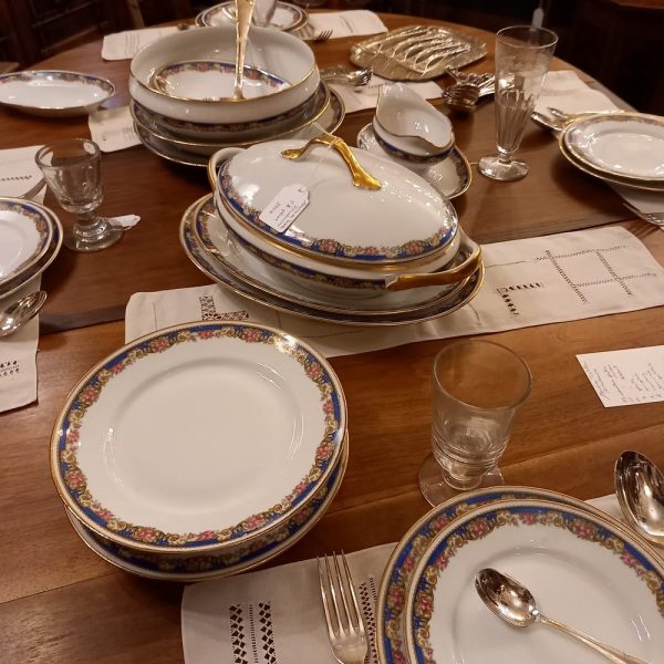 Service de Table en porcelaine Années 40, Motif fleuri Tons roses, bleus et dorés sur fond blanc 63 pièces