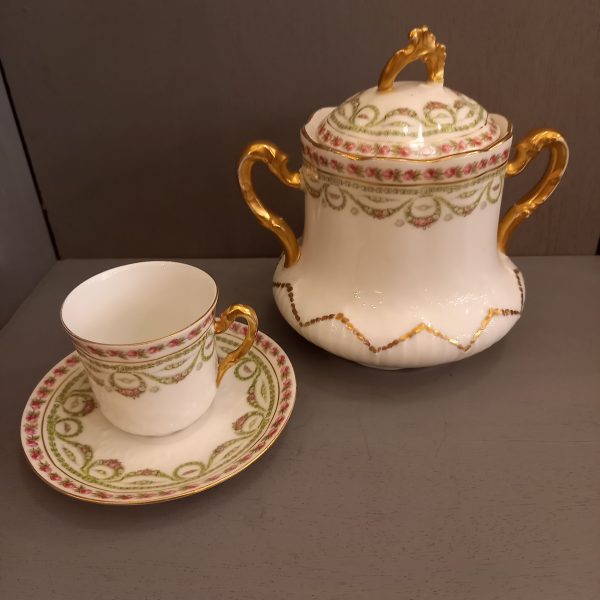 8 Tasses à Café et Sucrier Porcelaine de Limoges Motif fleuri Epoque 1920
