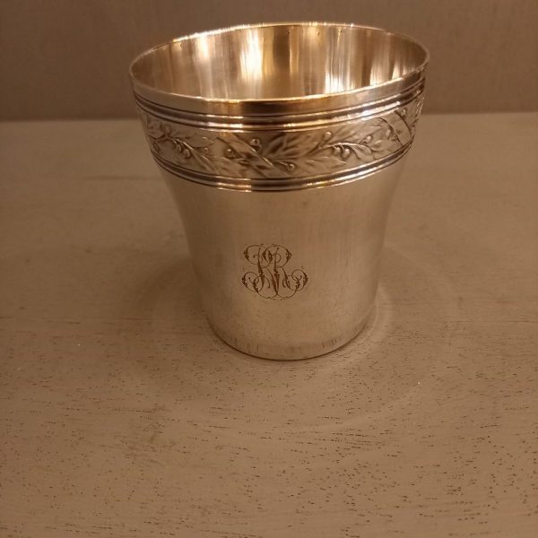 Timbale en métal argenté Frise de feuillages Monogrammée RR Orfèvre A.Frenais