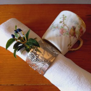 Rond de serviette Marqué Irmette Métal argenté époque 1900, très beau décor de fleurs
