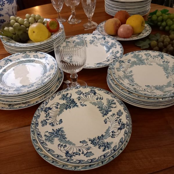 38 assiettes faïence de Longwy, Modèle Chartres, Fleurs bleues sur fond blanc,
