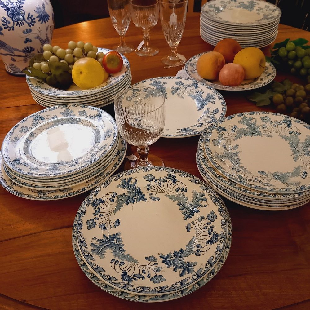 38 assiettes faïence de Longwy, Modèle Chartres, Fleurs bleues sur fond blanc,