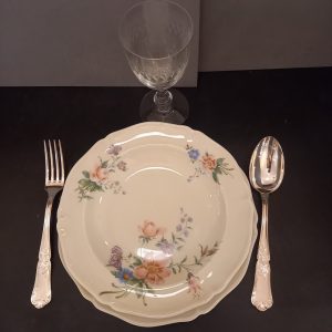 Service de Table en porcelaine de Limoges, Ancienne Fabrique Royale Motif fleuri