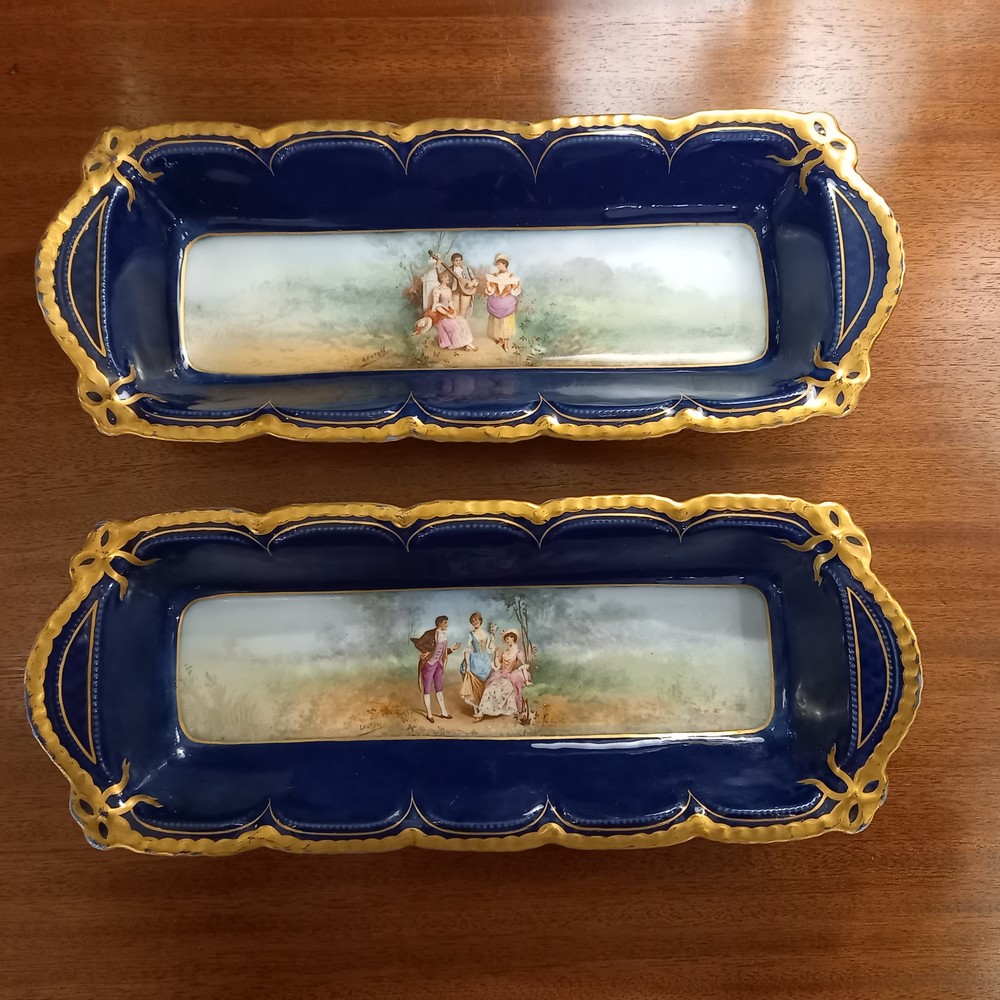 Ravier ou Vide-Poche en porcelaine de Limoges Bleu de four et doré, Scène galante à la Watteau