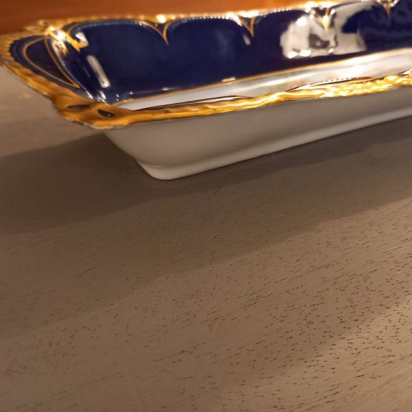 Ravier ou Vide-Poche en porcelaine de Limoges Bleu de four et doré, Scène galante à la Watteau