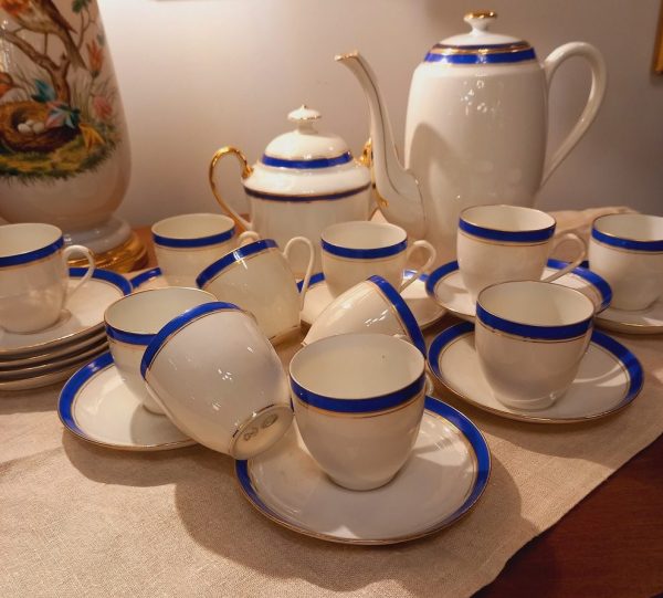 Service à Café en porcelaine de Limoges Blanc avec un liseré bleu de four et doré