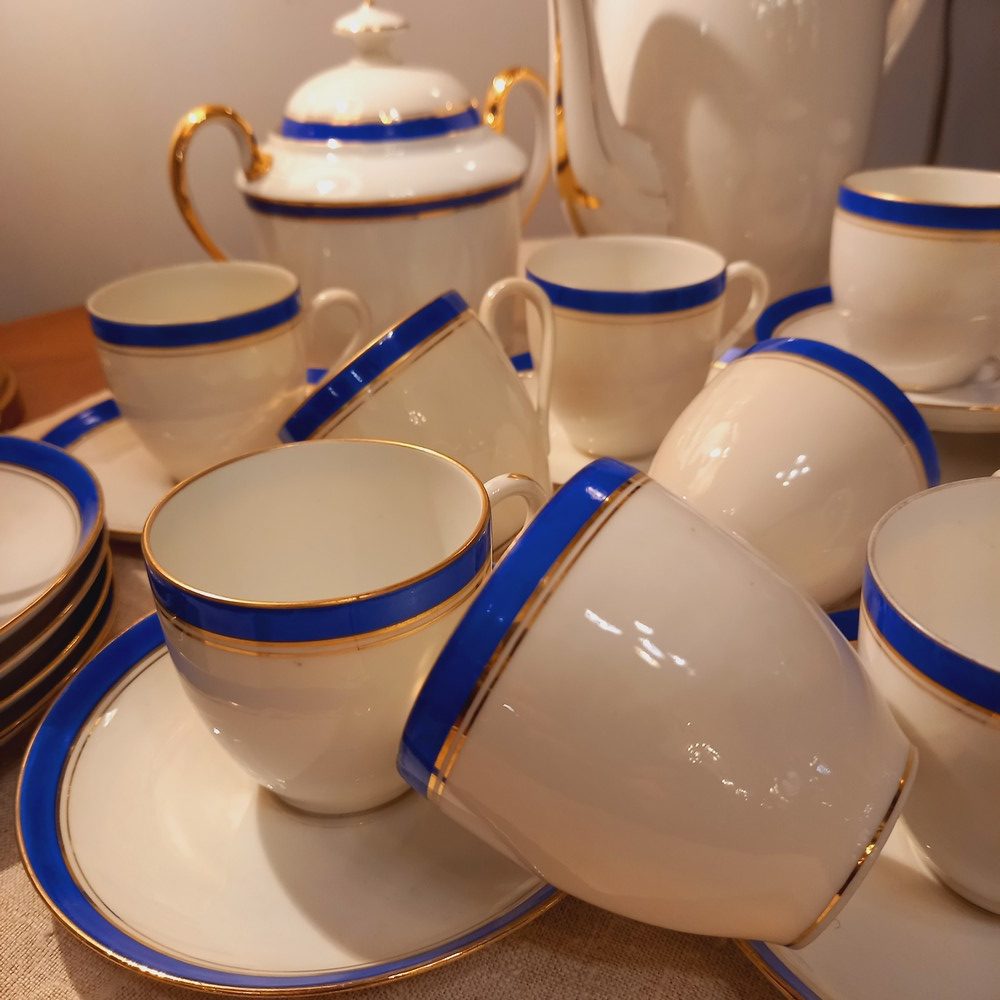 Service à Café en porcelaine de Limoges Blanc avec un liseré bleu de four et doré