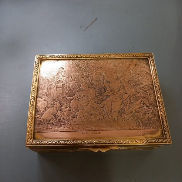 Boite Laiton, Couvercle Cuivre Interieur Velours vert foncé Gravure Le Nid d'après François Boucher (intitulé également les présents des bergers)