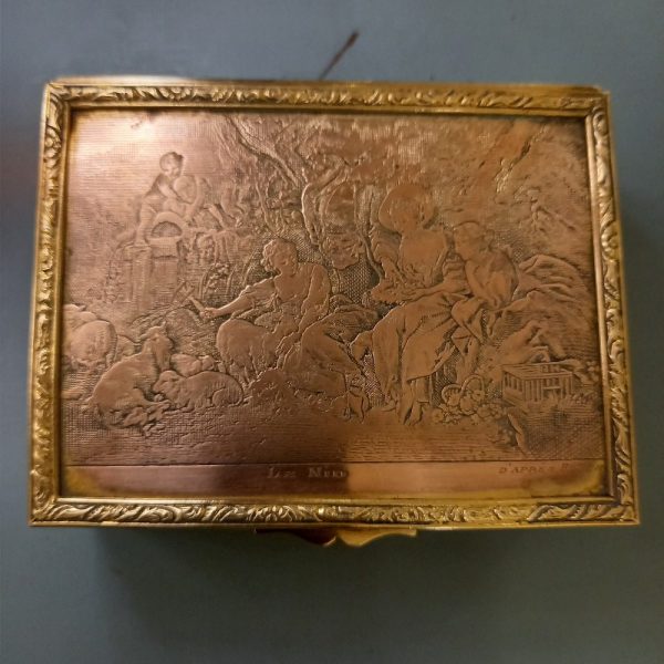 Boite Laiton, Couvercle Cuivre Interieur Velours vert foncé Gravure Le Nid d'après François Boucher (intitulé également les présents des bergers)