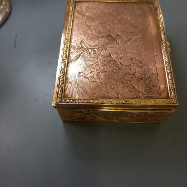 Boite Laiton, Couvercle Cuivre Interieur Velours vert foncé Gravure Le Nid d'après François Boucher (intitulé également les présents des bergers)