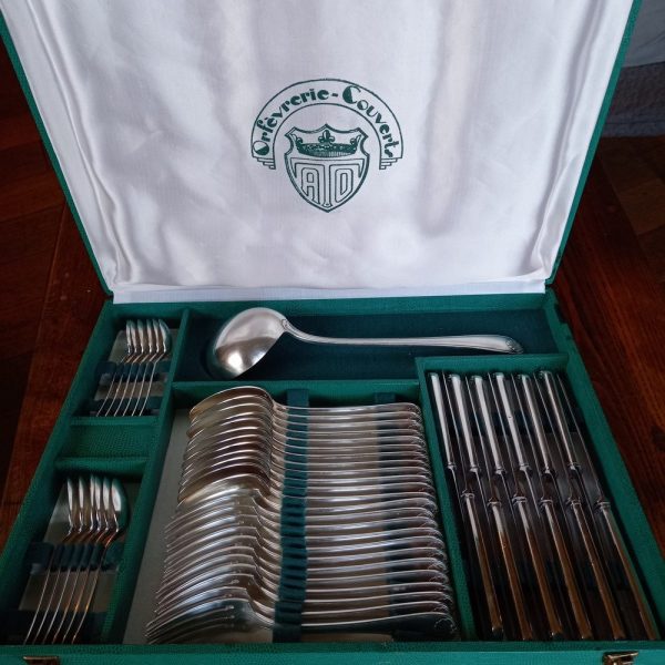 Ménagère37 pièces Modèle Coquille 12 Cuillères à soupe , 12 fourchettes, 12 petites cuillères 12 Couteaux, 1 louche,