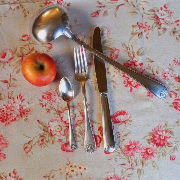 Ménagère37 pièces Modèle Coquille 12 Cuillères à soupe , 12 fourchettes, 12 petites cuillères 12 Couteaux, 1 louche,