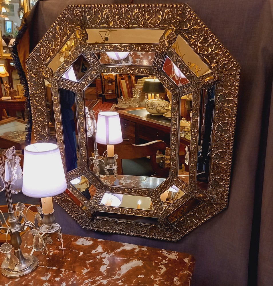 Miroir à pare-close Laiton repoussé époque XIXè