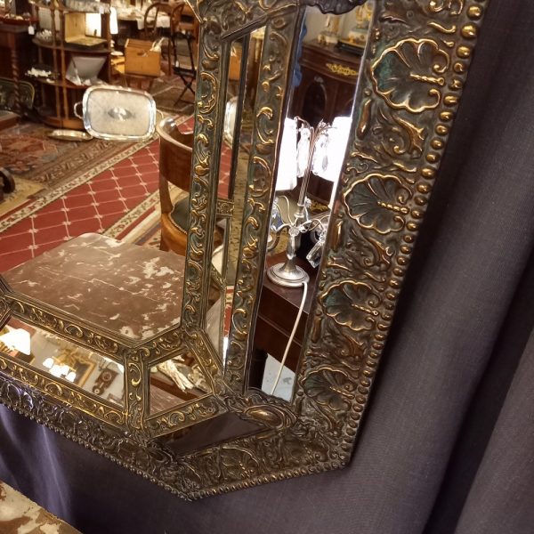 Miroir à pare-close Laiton repoussé époque XIXè