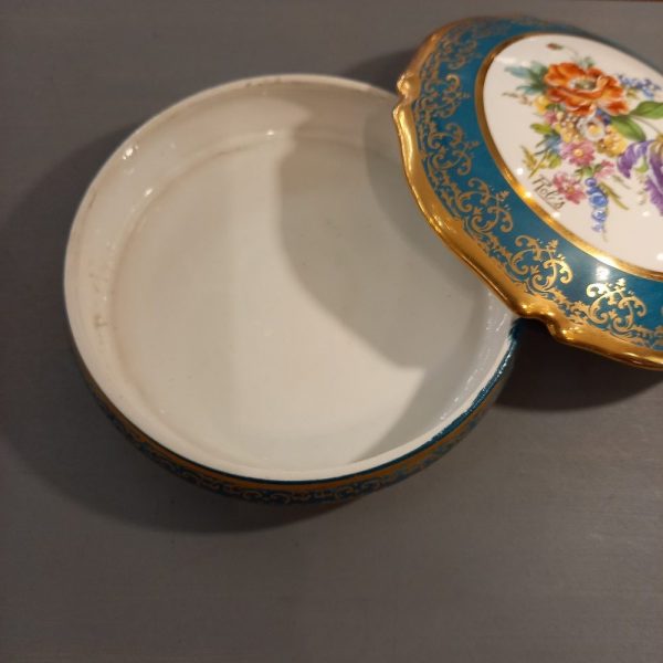 Bonbonnière Porcelaine de Limoges Tons de vert-turquoise Décor de fleurs Peint à la main et signé
