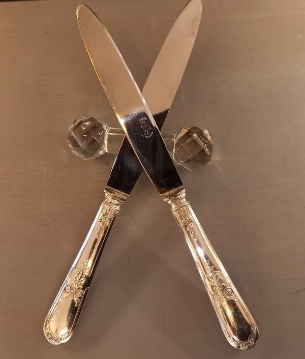12 Couteaux en métal argenté, Décor Palmettes Manche en métal argenté Lame en acier inoxydable