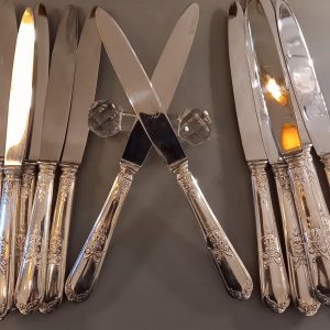 12 Couteaux en métal argenté, Décor Palmettes Manche en métal argenté Lame en acier inoxydable