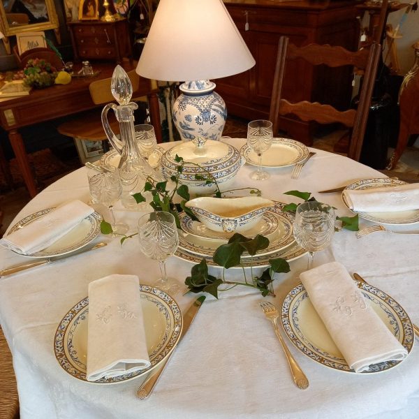 Service de table en faïence de Creil-Montereau Modèle Colbert Epoque XIXè, 37 pièces
