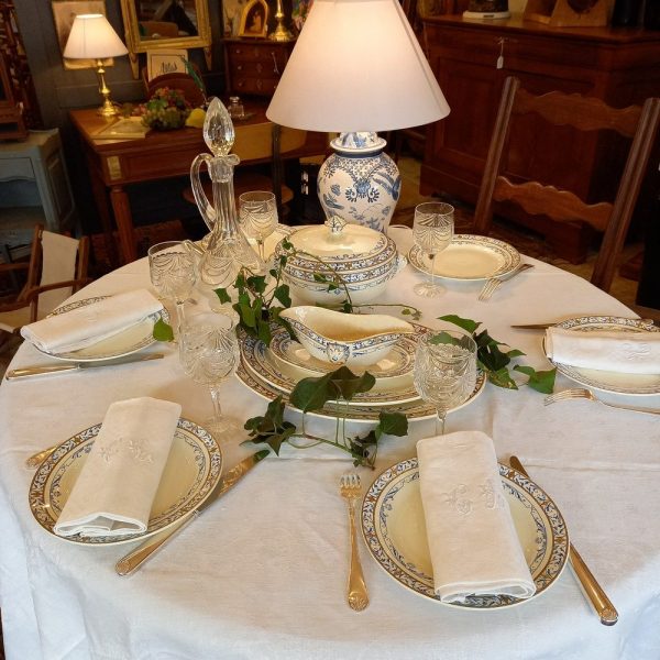 Service de table en faïence de Creil-Montereau Modèle Colbert Epoque XIXè, 37 pièces