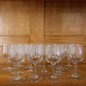 16 verres à pied Soufflés et Gravés époque 1900