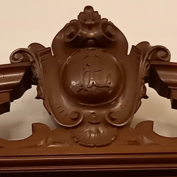 Important Porte-Manteaux, Style Henri II, Noyer, époque 1900 8 patères, tiroir, plateau marbre rouge Miroir biseauté Intiales P.L dans le cartouche