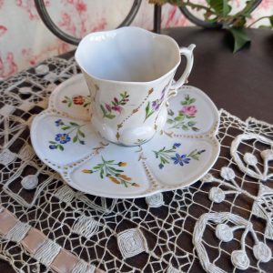Tasse porcelaine de Limoges Décor fleurs peint à la main
