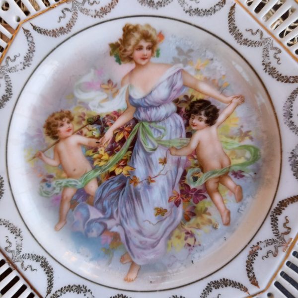 Assiette ajourée en porcelaine allemande Décor peint à la main,Vénus et deux Amours, époque 1900