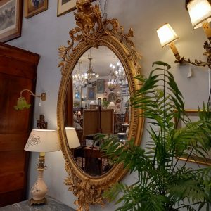 Miroir ovale Napoléon III Bois et Stuc doré Fronton orné d'un putti Fin XIXè