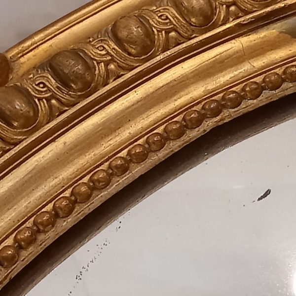 Miroir ovale Napoléon III Bois et Stuc doré Fronton orné d'un putti Fin XIXè