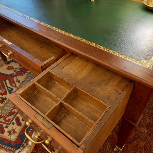 Bureau plat style Directoire, Acajou, époque 1900 4 tiroirs, 2 tablettes Plateau skaï vert empire