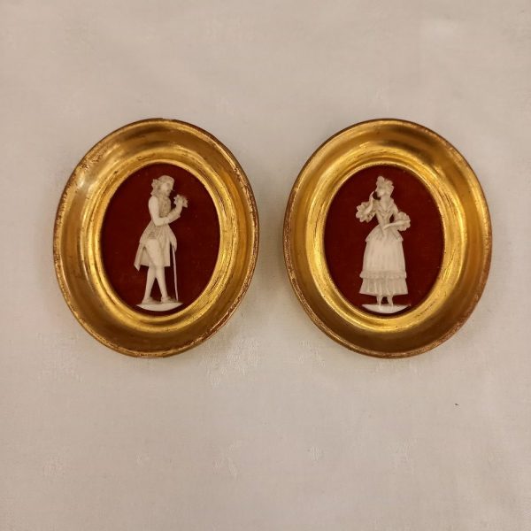 Paire de Médaillons Miniatures Couple Face à Face Celluloïd, Cadre doré Fond Velours Rouge