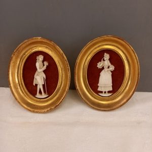 Paire de Médaillons Miniatures Couple Face à Face Celluloïd, Cadre doré Fond Velours Rouge