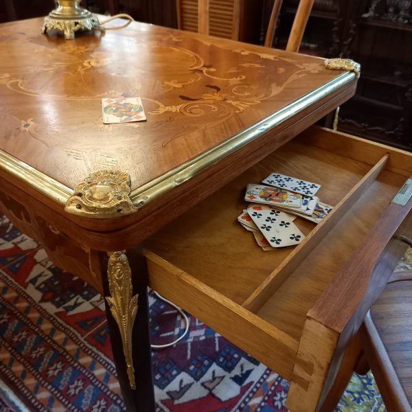Table à jeux de style Louis XV, époque 1920 Bois marqueté, Plateau feutrine verte, Ornements en Bronze 1 tiroir Table Pliante