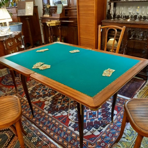 Table à jeux de style Louis XV, époque 1920 Bois marqueté, Plateau feutrine verte, Ornements en Bronze 1 tiroir Table Pliante