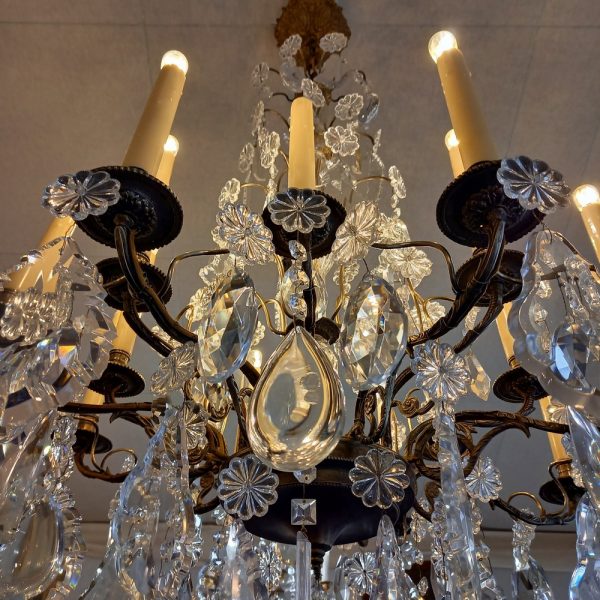 Important Lustre à pampilles 18 Lumières Monture en Bronze Pampilles en verre et cristal époque 1900 Parfait état de marche