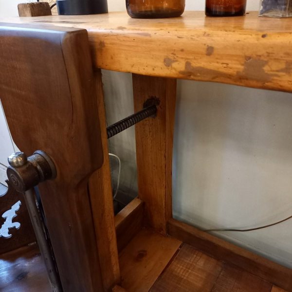 Véritable Etabli de Menuisier en bois 1ère moitié de XXè Avec un étau et un Bac de rangement