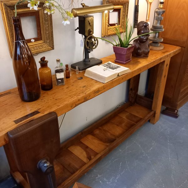 Véritable Etabli de Menuisier en bois 1ère moitié de XXè Avec un étau et un Bac de rangement