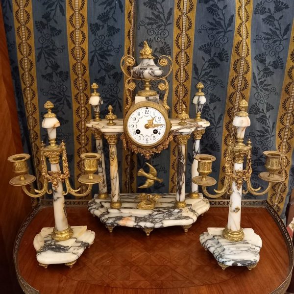 Pendule Portique Louis XVI, XIXè Assorti de ses 2 Flambeaux Onyx et Bronze