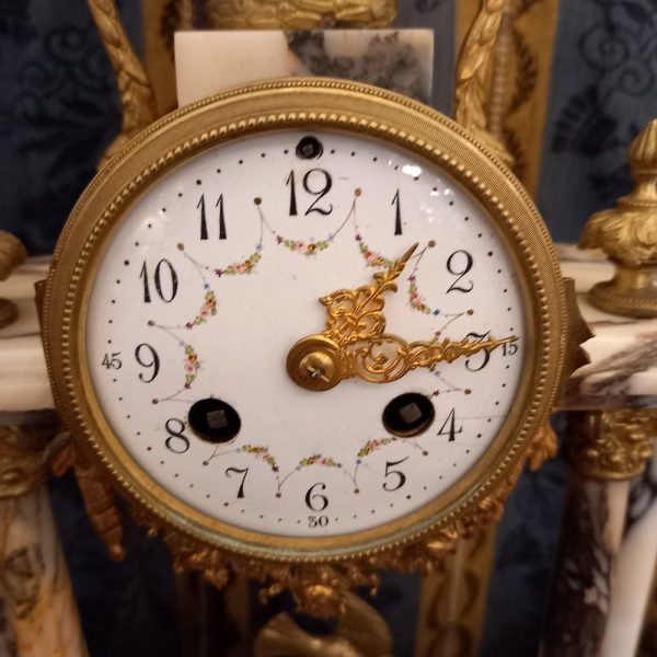 Pendule Portique Louis XVI, XIXè Assorti de ses 2 Flambeaux Onyx et Bronze