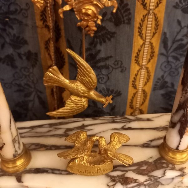 Pendule Portique Louis XVI, XIXè Assorti de ses 2 Flambeaux Onyx et Bronze, Décor Oiseaux Marquée "Les deux pigeons"