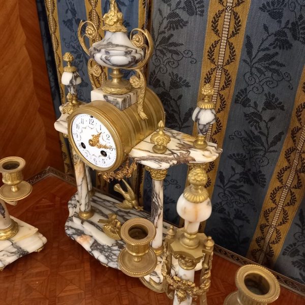 Pendule Portique Louis XVI, XIXè Assorti de ses 2 Flambeaux Onyx et Bronze, Décor Oiseaux Marquée "Les deux pigeons"