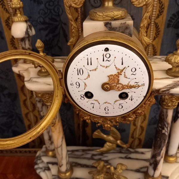 Pendule Portique Louis XVI, XIXè Assorti de ses 2 Flambeaux Onyx et Bronze, Décor Oiseaux Marquée "Les deux pigeons"