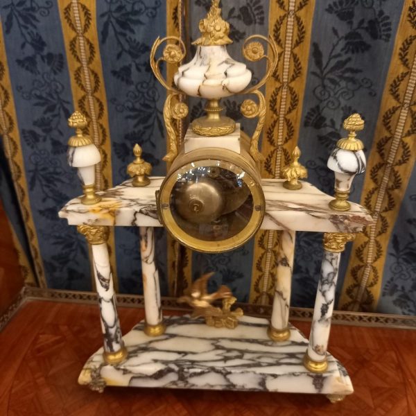 Pendule Portique Louis XVI, XIXè Assorti de ses 2 Flambeaux Onyx et Bronze, Décor Oiseaux Marquée "Les deux pigeons"