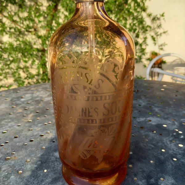 Ancienne bouteille siphon eau de Seltz Verre soufflé rose Gravé Joanes Mezas Landes époque 1900