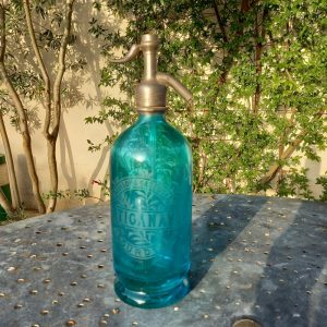 Ancienne bouteille siphon eau de Seltz Verre soufflé bleu Gravé Artinagave Lourdes