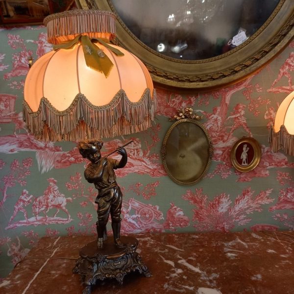 Lampe Régule d'après Moreau Petit joueur de flûte traversière Socle Marbre Abat-Jour d'origine un peu de galon décollé Parfait état de marche