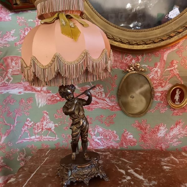 Lampe Régule d'après Moreau Petit joueur de flûte traversière Socle Marbre Abat-Jour d'origine un peu de galon décollé Parfait état de marche