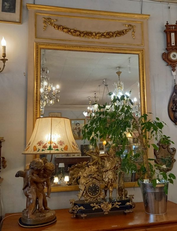 Miroir de Cheminée, Trumeau, époque 1900 Décor de Godrons, Patine gris clair et doré, Style Louis XVI, bois et stuc doré