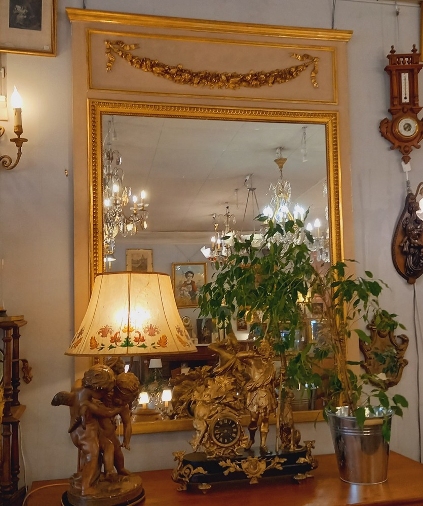 Miroir de Cheminée, Trumeau, époque 1900 Décor de Godrons, Patine gris clair et doré, Style Louis XVI, bois et stuc doré