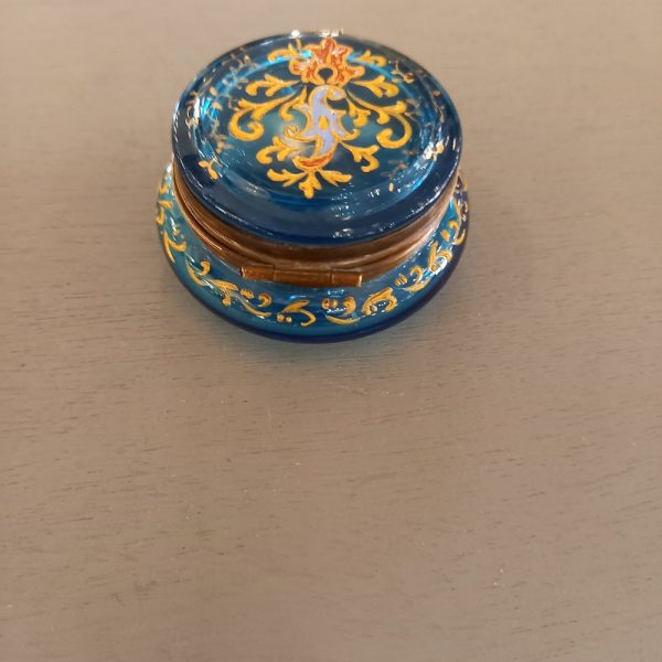 Pilulier ou petit coffret à bijoux Verre bleu émaillé monture laiton époque 1900